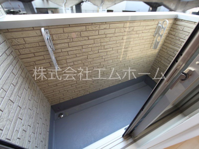 （仮称）ハーモニーテラス中杉町二丁目Ａ バルコニー　防犯シャッター　同型写真