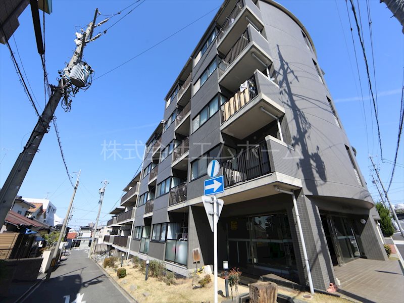 フォンテーヌナウ 外観　宅配ＢＯＸ　敷地内平面駐車場　エレベーター