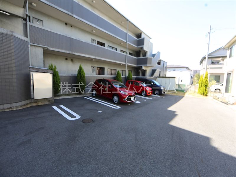 フォンテーヌナウ 敷地内平面駐車場
