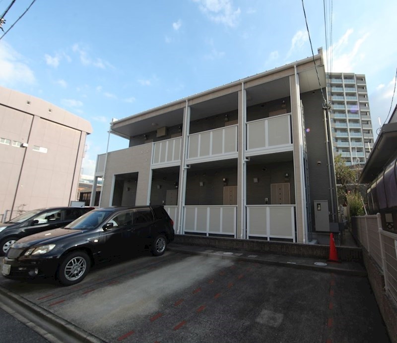 外観　屋根付き駐輪場　敷地内平面駐車場