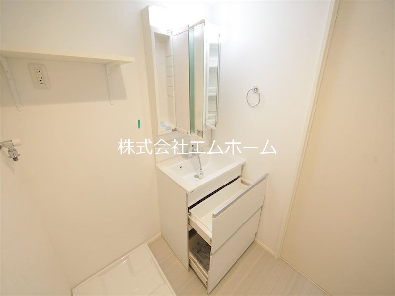ｉーｓｍａｒｔ1 脱衣所　独立洗面台（シャンプードレッサー付）同型写真