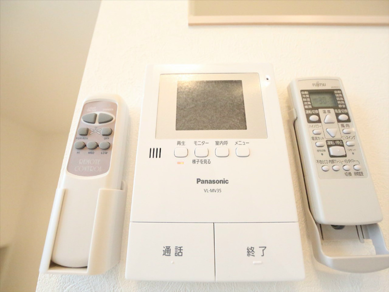 クローバーコート日比野 ＴＶモニター付インターホン　同型写真