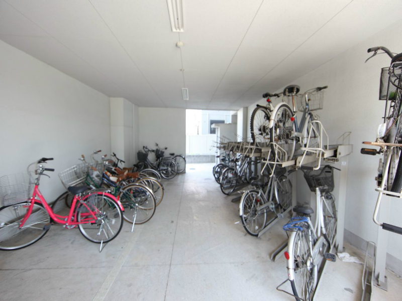 ルラシオン阿由知通 屋根付き駐輪場