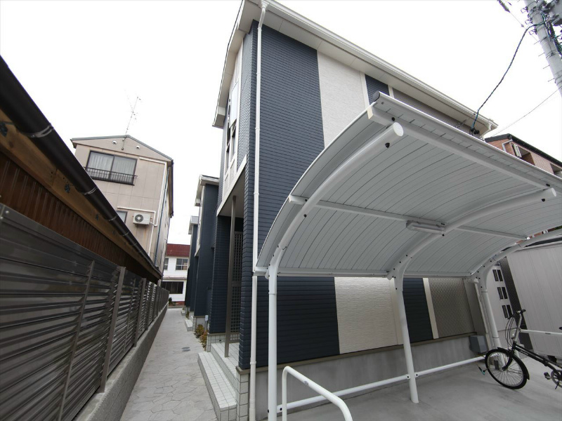 外観　屋根付駐輪場有り　平面駐車場