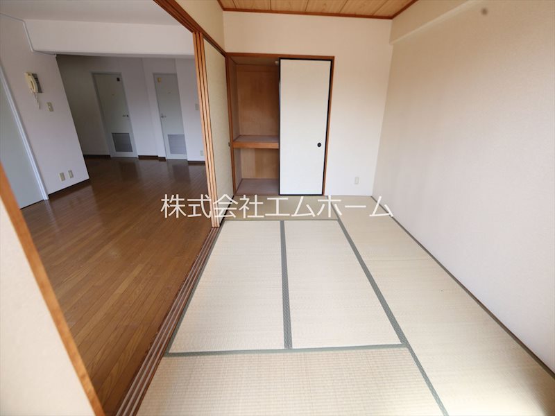 フォンテーヌナウ 和室6帖　ＬＤＫ12.6帖とつなげても仕切っても使えます