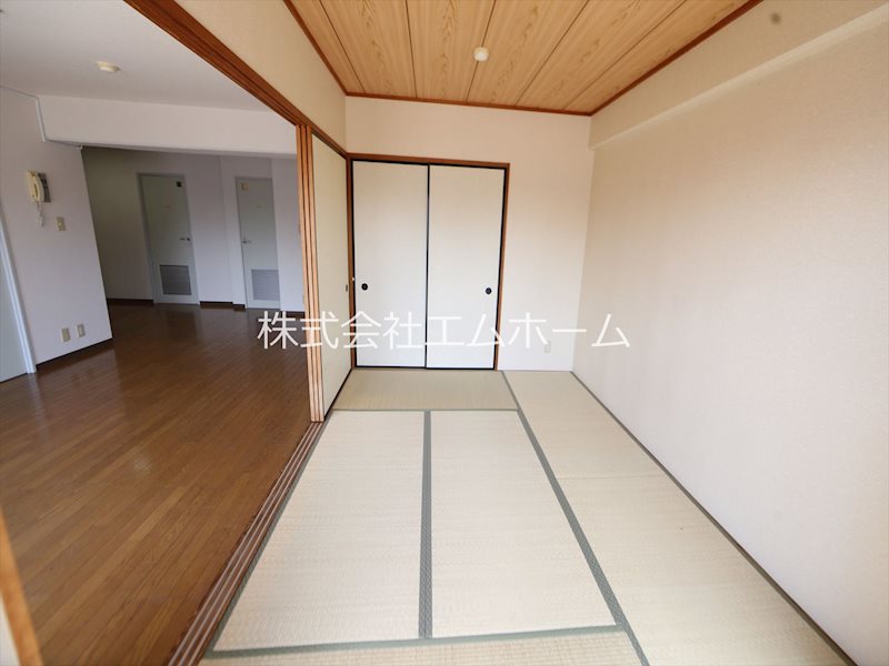 フォンテーヌナウ 和室6帖　ＬＤＫ12.6帖とつなげても仕切っても使えます