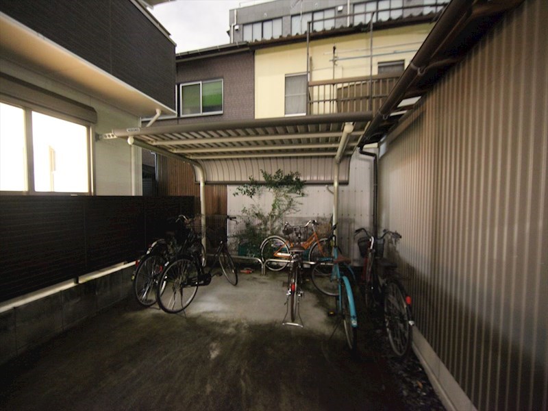 ドルフしらかね 屋根付き駐輪場