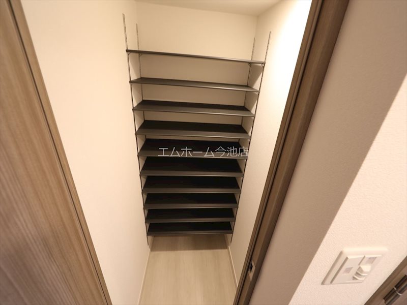 S-RESIDENCE黒川本通一丁目 玄関（シューズボックス完備）