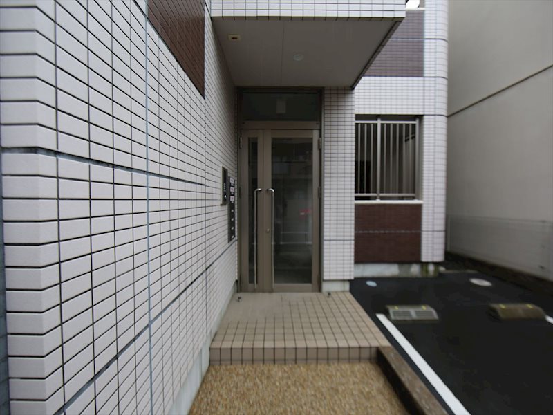 アールコート本陣 エントランス　オートロック付　敷地内平面駐車場