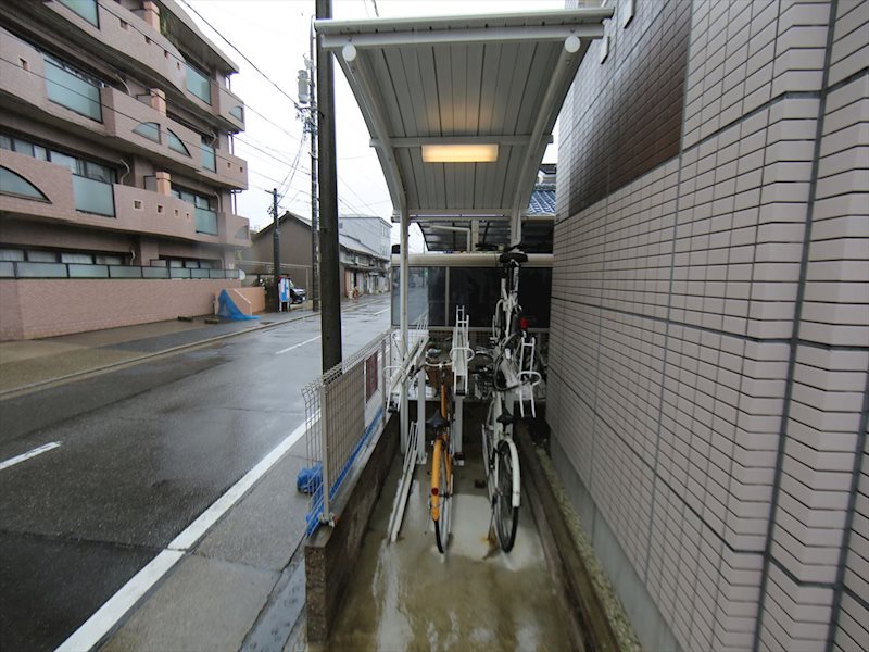 アールコート本陣 屋根付き駐輪場