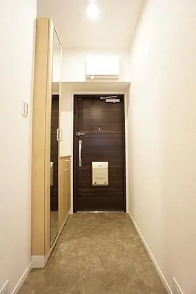 ハイレジデンス上園苑  玄関　シューズボックス付　鏡付きです