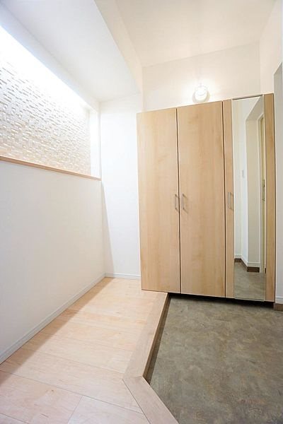 ハイレジデンス上園苑  玄関　シューズボックス付　鏡付きです