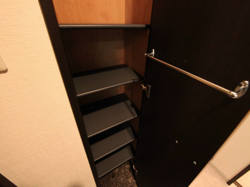 ウエストメゾンマルキーズ 玄関　下駄箱充実してます