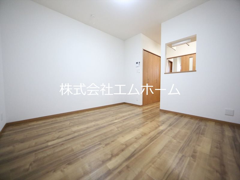 プレミール明和町 洋室11.8帖　クローゼット付（収納充実してます）