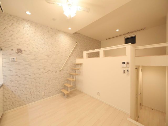 LEEF(リーフ) ロフトに階段で上がれます(階段式ロフト)愛知県名古屋市北区 杉栄町4丁目90-3 エムホーム管理 リスターズ貸主(エムホームグループ)
