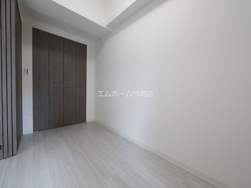 プレサンス広小路通今池 洋室4.7帖　窓付（換気良好）収納充実しています