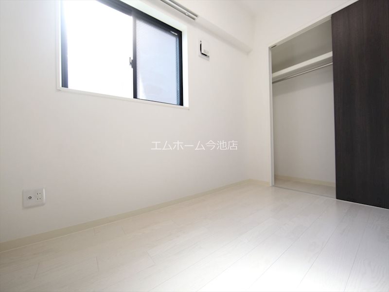 GRANDUKE大曽根 洋室4.17帖　窓付（換気良好）収納充実しています