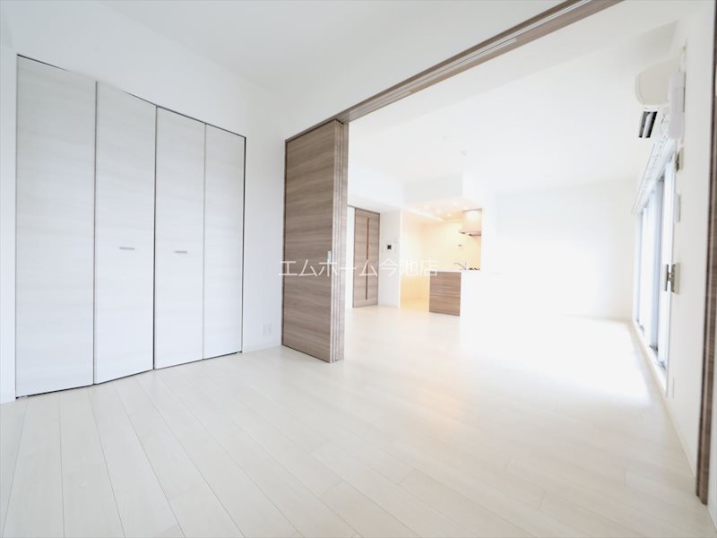 S-RESIDENCE本郷Ⅱ 洋室5.5帖　窓付（換気良好）収納充実しています