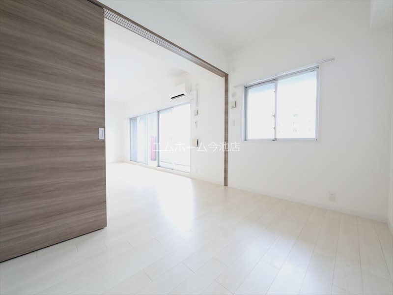 S-RESIDENCE本郷Ⅱ 洋室5.5帖　窓付（換気良好）収納充実しています