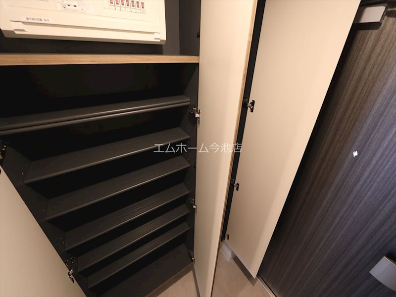 S-RESIDENCE本郷Ⅱ 玄関　シューズボックス充実