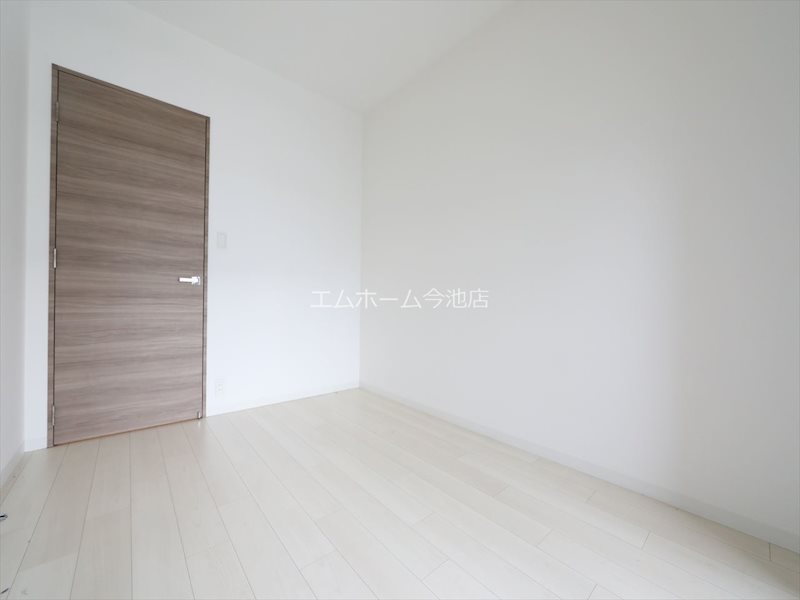 S-RESIDENCE本郷Ⅱ 洋室5.1帖　収納充実　バルコニーに面しています
