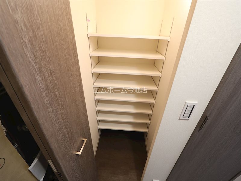 プレサンス広小路通今池 玄関　シューズボックス充実