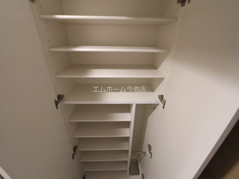 プレサンス広小路通今池 玄関　シューズボックス充実