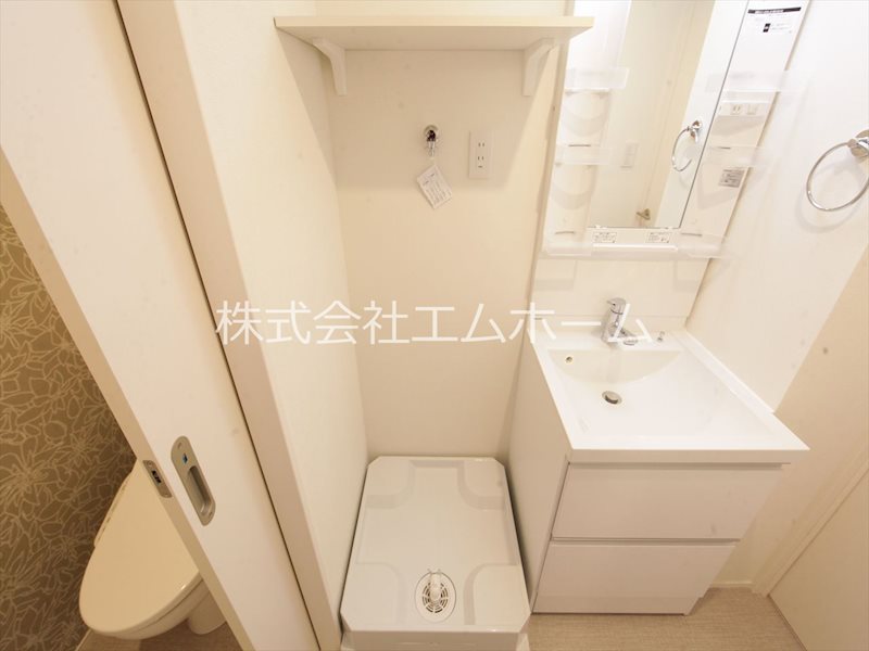 ハーモニーテラス岩戸町 脱衣所　独立洗面台（シャンプードレッサー付）同型写真