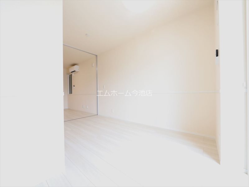 ルミナーレ 洋室6.79帖　収納充実　バルコニーに面しています
