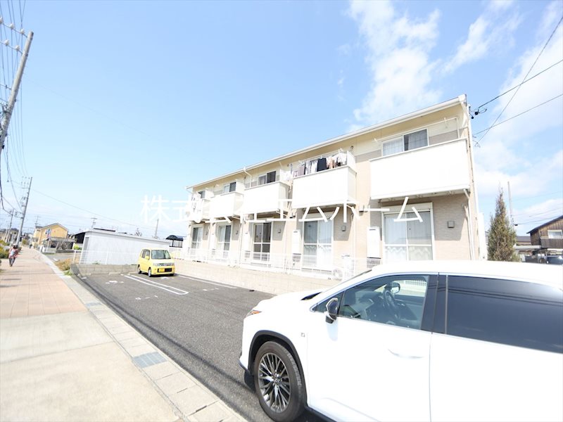 プラッサムコート多屋 外観　敷地内平面駐車場　屋根付駐輪場