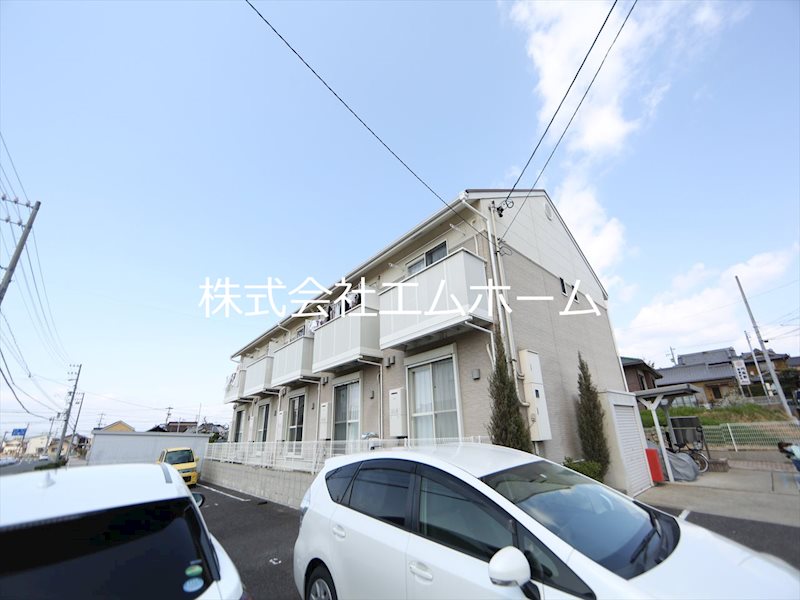 プラッサムコート多屋 外観　敷地内平面駐車場　屋根付駐輪場