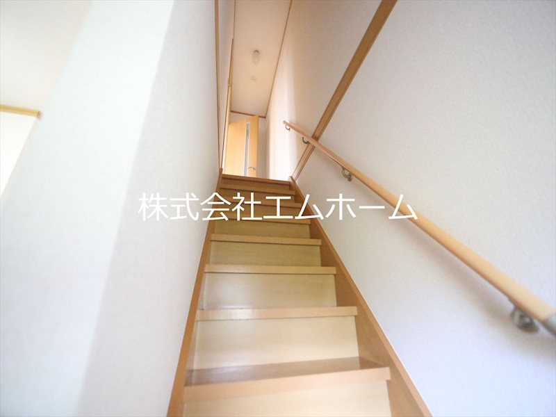 プラッサムコート多屋 1階から2階に上がる階段
