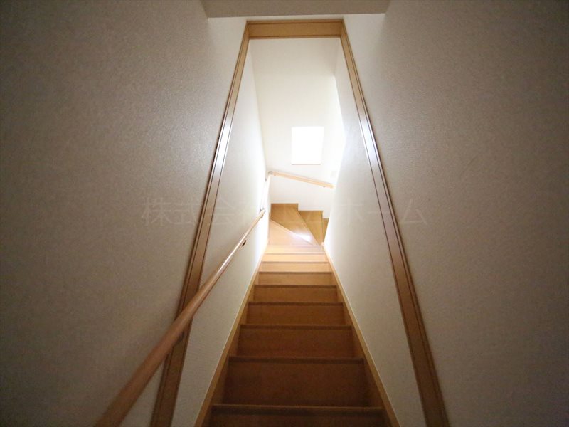 プラッサムコート多屋 1階から2階に上がる階段