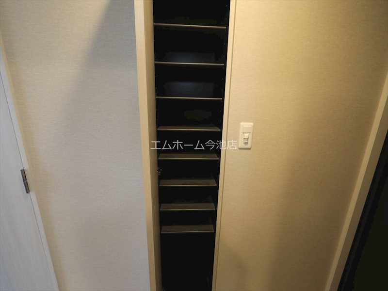 プレイズシード御器所イースト 玄関（シューズボックス充実）