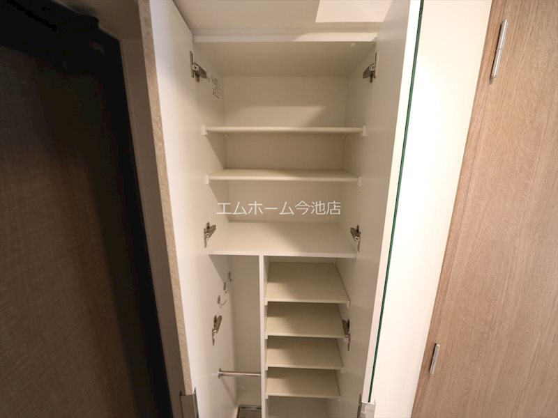 メイクス新栄 玄関（シューズボックス充実）