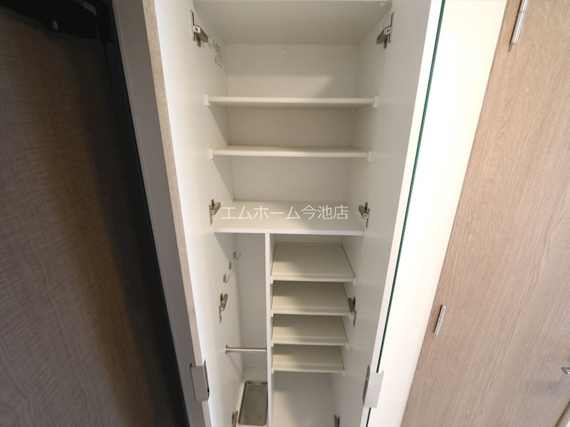 メイクス新栄 玄関（シューズボックス充実）