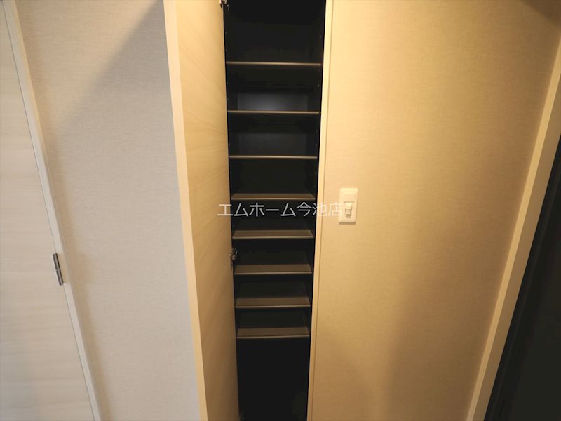 プレイズシード御器所イースト 玄関（シューズボックス充実）