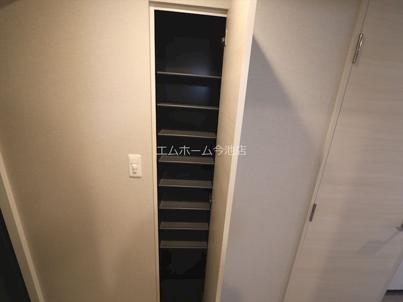 プレイズシード御器所イースト 玄関（シューズボックス充実）