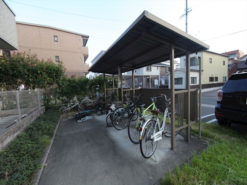 メゾン新守西 屋根付き駐輪場