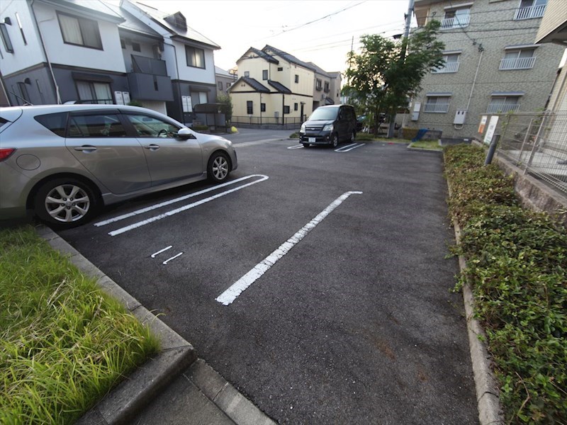 メゾン新守西 敷地内平面駐車場