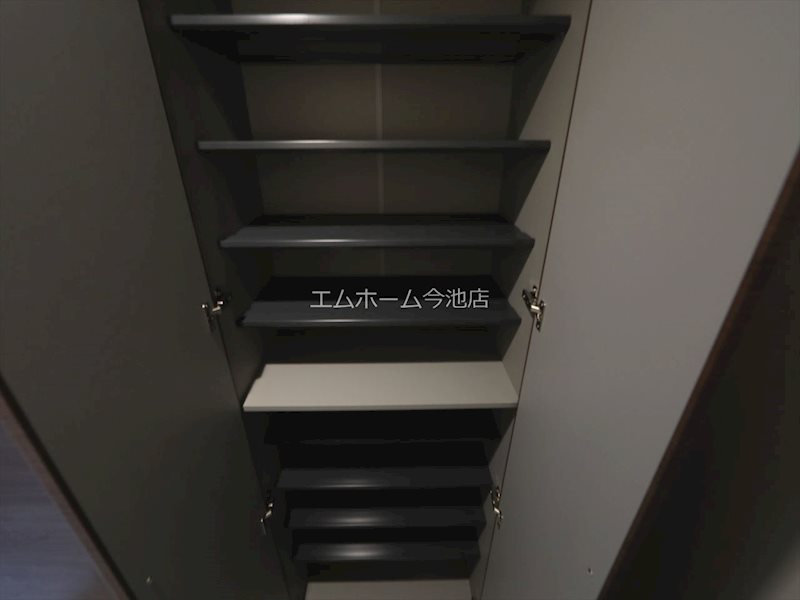 リーブルファイン本城町 玄関（シューズボックス充実）