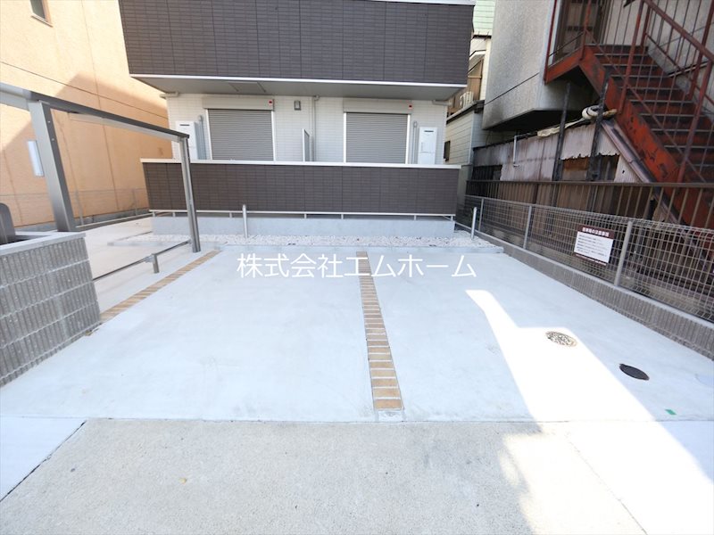 ベンティ明治 敷地内平面駐車場
