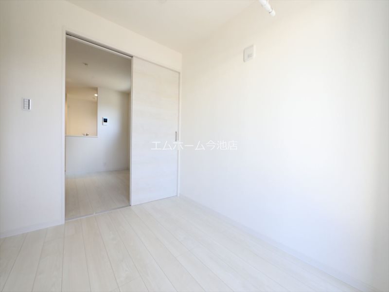 リーブルファイン本城町 洋室3.84帖　収納充実　バルコニーに面しています