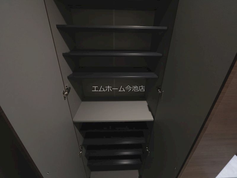 リーブルファイン本城町 玄関（シューズボックス充実）