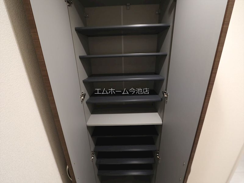 リーブルファイン本城町 玄関（シューズボックス充実）