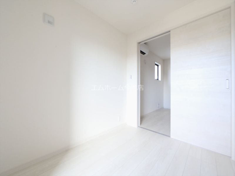 リーブルファイン本城町 洋室3.84帖　収納充実　バルコニーに面しています