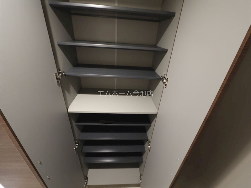 リーブルファイン本城町 玄関（シューズボックス充実）