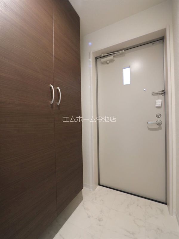 リーブルファイン本城町 玄関（シューズボックス充実）