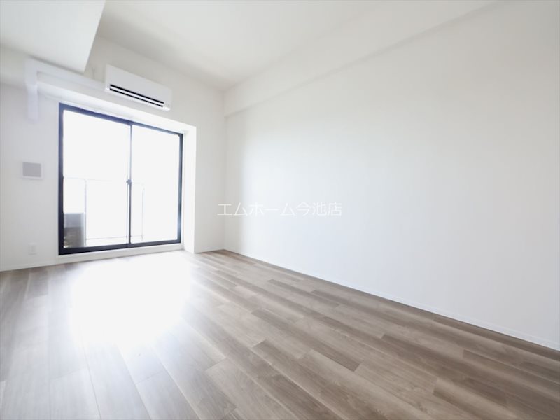 S-RESIDENCE勝川駅前 洋室9.8帖　エアコン完備　バルコニーに面しています