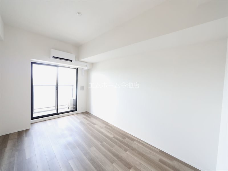 S-RESIDENCE勝川駅前 洋室9.8帖　エアコン完備　バルコニーに面しています